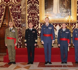 Su Majestad el Rey junto a un grupo de Generales de División y Vicealmirante